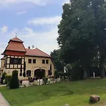 Oliver, Дом отдыха