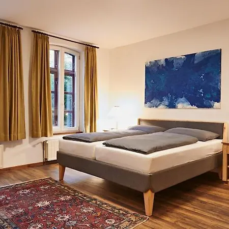 Oliver, Semesterbostad